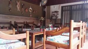 MonteroResidencial Pinocho的一间带木桌和椅子的用餐室