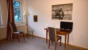 戈斯拉尔戈斯拉尔旅馆的客房设有书桌和桌椅。