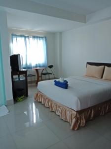 华欣班帕克山姆阿农公寓式酒店的一间卧室配有一张大床和电视