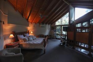 霍尔斯加普The Lodges的一间卧室设有一张床和一个大窗户