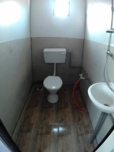 Tanjung KarangAsiaCamp - Cabin Sungai Sireh的一间带卫生间和水槽的小浴室