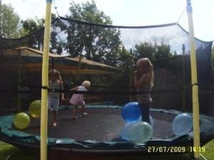 姆尔斯拉格斯海燕旅馆的一名妇女和两名儿童在蹦床上玩耍