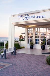 伊丽莎白港海滩酒店 的海滩酒店前面设有长凳