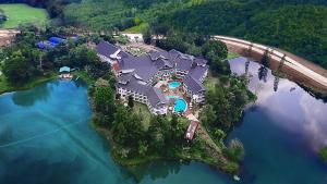 茂物Lido Lake Resort by MNC Hotel的水中岛上的大房子