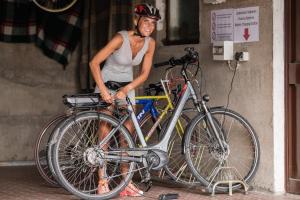拉古多莫妮卡膳食公寓的一个人站在自行车旁边