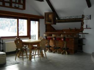ValchavaJambo的一间用餐室,在房间内配有桌椅