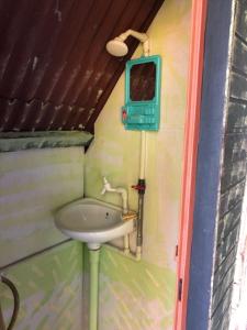 刁曼岛Beach Shack Chalet - Garden View Aframe Small Unit的一间带水槽的小浴室和一台电视