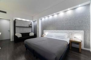 萨莱诺蒙特斯特拉酒店的一间卧室配有一张大床和一张沙发