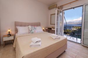 凯法利尼亚岛季米特里斯公寓旅馆的一间卧室设有一张床和一个美景阳台