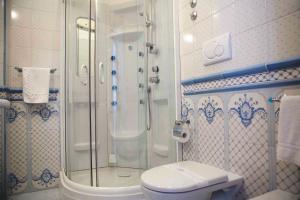 维耶特里德尔梅尔沃切酒店的带淋浴和卫生间的浴室