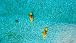 菲莉兹尤岛AAA度假酒店的三人乘坐蓝色的黄色皮艇