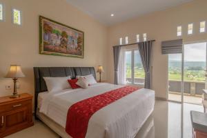 贾蒂卢维Adhi Jaya Suite的一间卧室设有一张大床和一个大窗户
