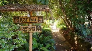 内罗毕Karen Little Paradise的花园中带有路标的街道标志