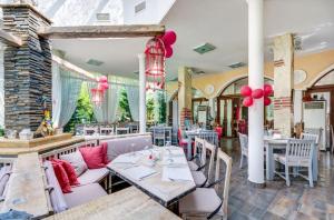 内塞伯尔Esteban VIP Residence Club的一间带桌椅和红色气球的餐厅