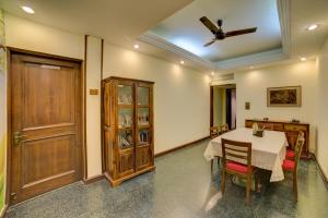 新德里Cp Villa - Rooms with Patio的一间带桌椅和吊扇的用餐室
