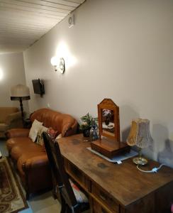 维尔纽斯Homestay Roja的客厅配有桌子和沙发