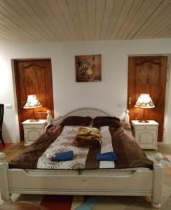 维尔纽斯Homestay Roja的一间卧室,配有带2个床头柜的床