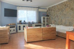 奥利维拉Romani,26的客厅配有沙发和电视。