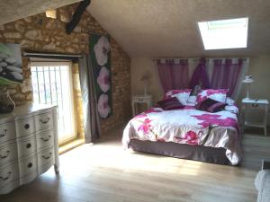 PlazacLe Moulin de Mayence的一间卧室配有一张床、一个梳妆台和一扇窗户。