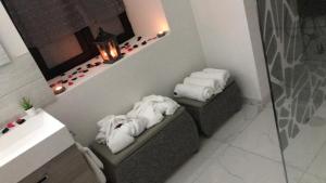 欧丹库尔Dreamspa的浴室提供毛巾、水槽和镜子