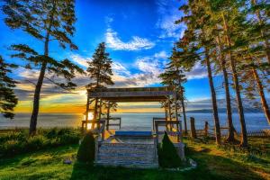 Indian Brook海鹦鹉海景庄园酒店的日落时在海滩上的凉亭