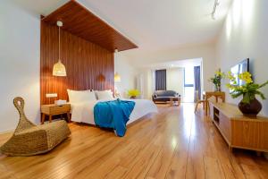 重庆漫途高空江景酒店（解放碑洪崖洞夜景店  ) 的一间卧室,卧室内配有一张床和一把椅子
