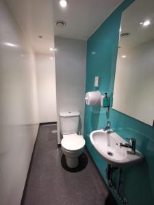 伦敦YHA伦敦伯爵府酒店的浴室配有白色卫生间和盥洗盆。