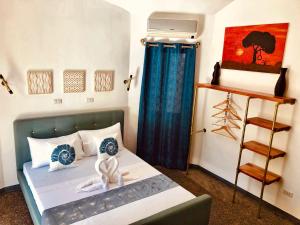 Zamboanguita白巧克力山度假村的一间卧室配有一张蓝色窗帘的床