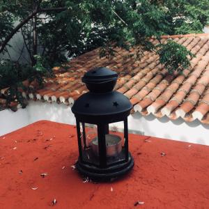 斯派赛斯Traditional Detached House的红色墙壁上的黑色灯笼,屋顶