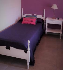 圣拉斐尔Habitación casa de campo.的一间卧室配有一张带枕头的床
