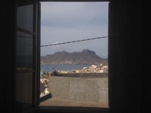 明德卢Residencial Monte Cara的从窗户可欣赏到海景