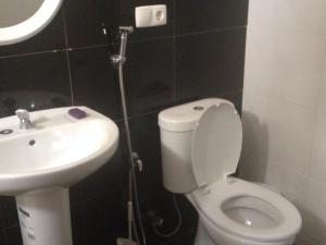明德卢Residencial Monte Cara的一间带卫生间和水槽的浴室