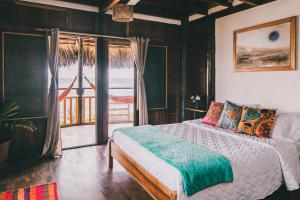 奥隆Cuna Luna Hosteria的一间卧室设有一张床,享有海景