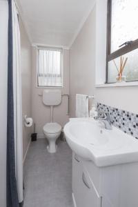 北帕默斯顿Quiet Boutique Generous Breakfast的白色的浴室设有卫生间和水槽。