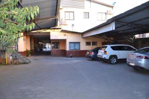 奇廉Hotel Rukalaf的停车场,停车场停在大楼前