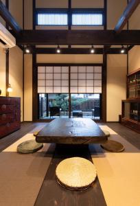 金泽Zaimoku-an的一张大桌子在房间的中间