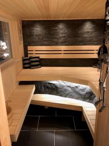 莱鲁姆Lovely studio apartment seaview & private sauna的小屋内带2张长椅的桑拿浴室