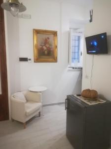 阿韦利诺Al Centro di Avellino, Casa vacanze Positano的客厅配有椅子和带南瓜的桌子