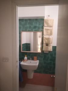 阿韦利诺Al Centro di Avellino, Casa vacanze Positano的一间带水槽和镜子的浴室