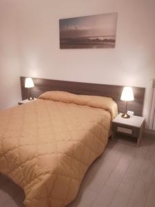 阿韦利诺Al Centro di Avellino, Casa vacanze Positano的一间卧室配有一张大床和两盏灯。