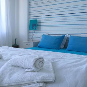 索佐波尔Deep Blue Guest House的卧室配有白色床和毛巾