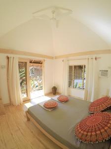 锡基霍尔Mandala Tribe Treehouses的一间卧室配有一张大床和三个枕头