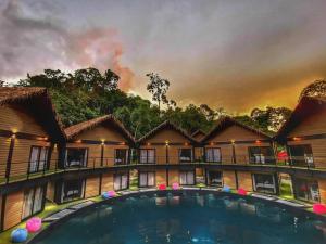 瓜埠A Rock Resort Langkawi - Coral Reefs的山前带游泳池的酒店