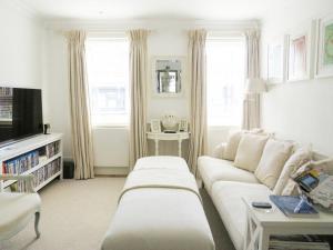 利明顿Beautiful Lymington New Forest Getaway的客厅配有白色沙发和电视