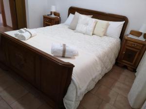 CerenziaFra il MARE e la SILA的卧室配有一张带白色床单和枕头的大床。
