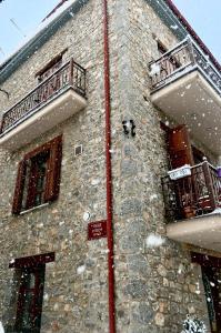 阿拉霍瓦Konaki Tselepi的石头建筑的侧面有雪