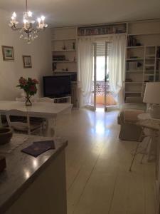 LuniLa casa di nonna Giò的客厅配有沙发和桌子