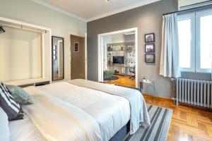 雅典Superb 1BD Apartment in the heart of Kolonaki by UPSTREET的卧室设有一张白色大床和一扇窗户。
