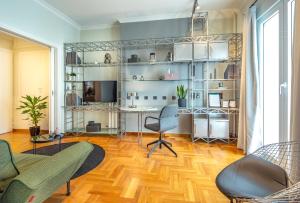 雅典Superb 1BD Apartment in the heart of Kolonaki by UPSTREET的客厅配有沙发、椅子和书桌