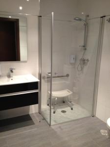 雷东德拉阿尔韦亚尔套房公寓酒店的带淋浴、盥洗盆和卫生间的浴室